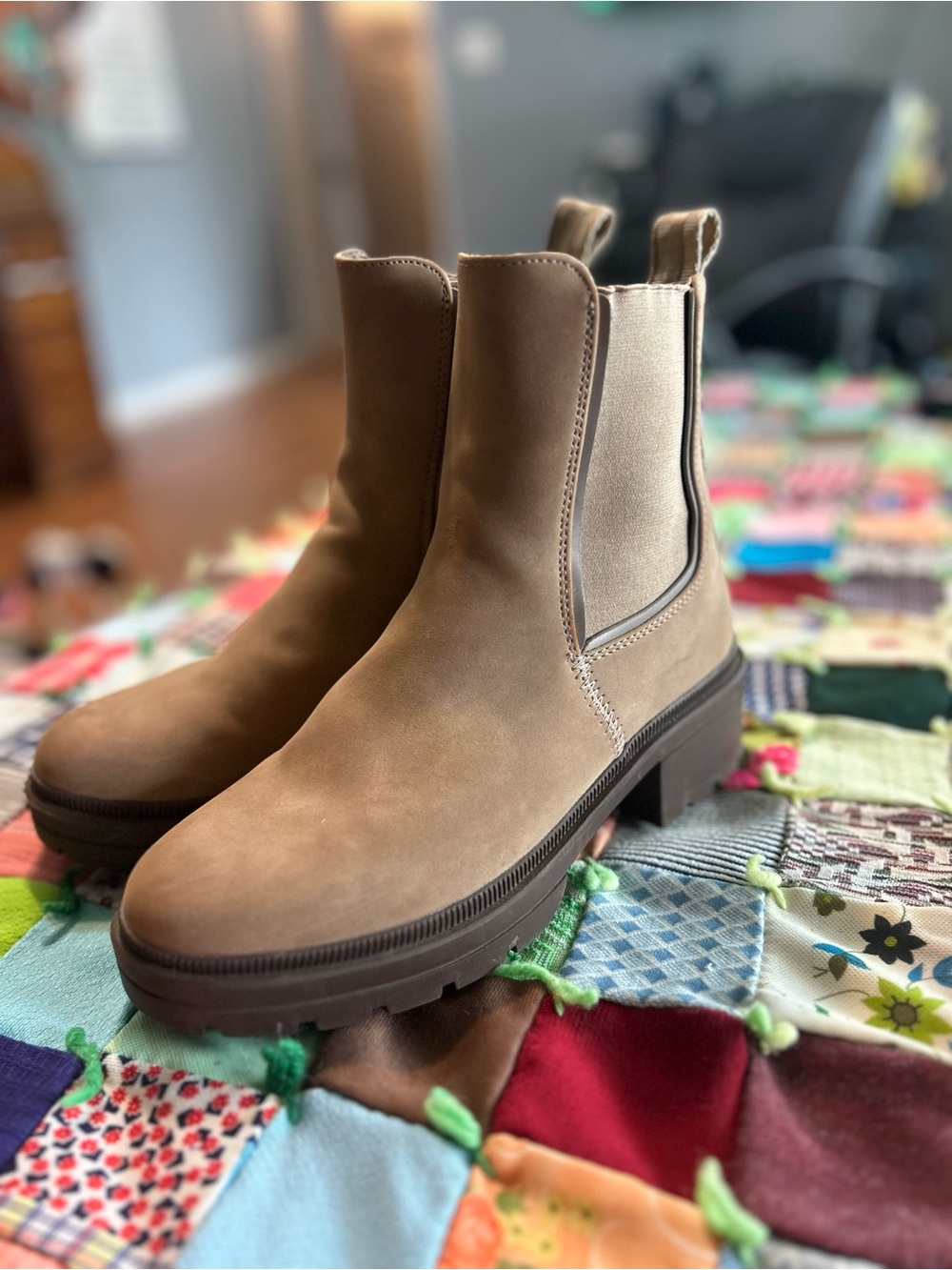 Rocket Dog Chelsea Boots Women’s Size 7.5 Tan Faux Suede Lug Sole Ankle Boots